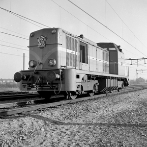 839071 Afbeelding van de diesel-electrische locomotief nr. 2530 (serie 2400/2500) van de N.S. te Eindhoven.